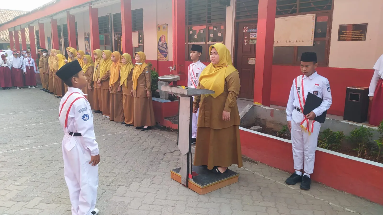 Petugas upacara kelas 6a