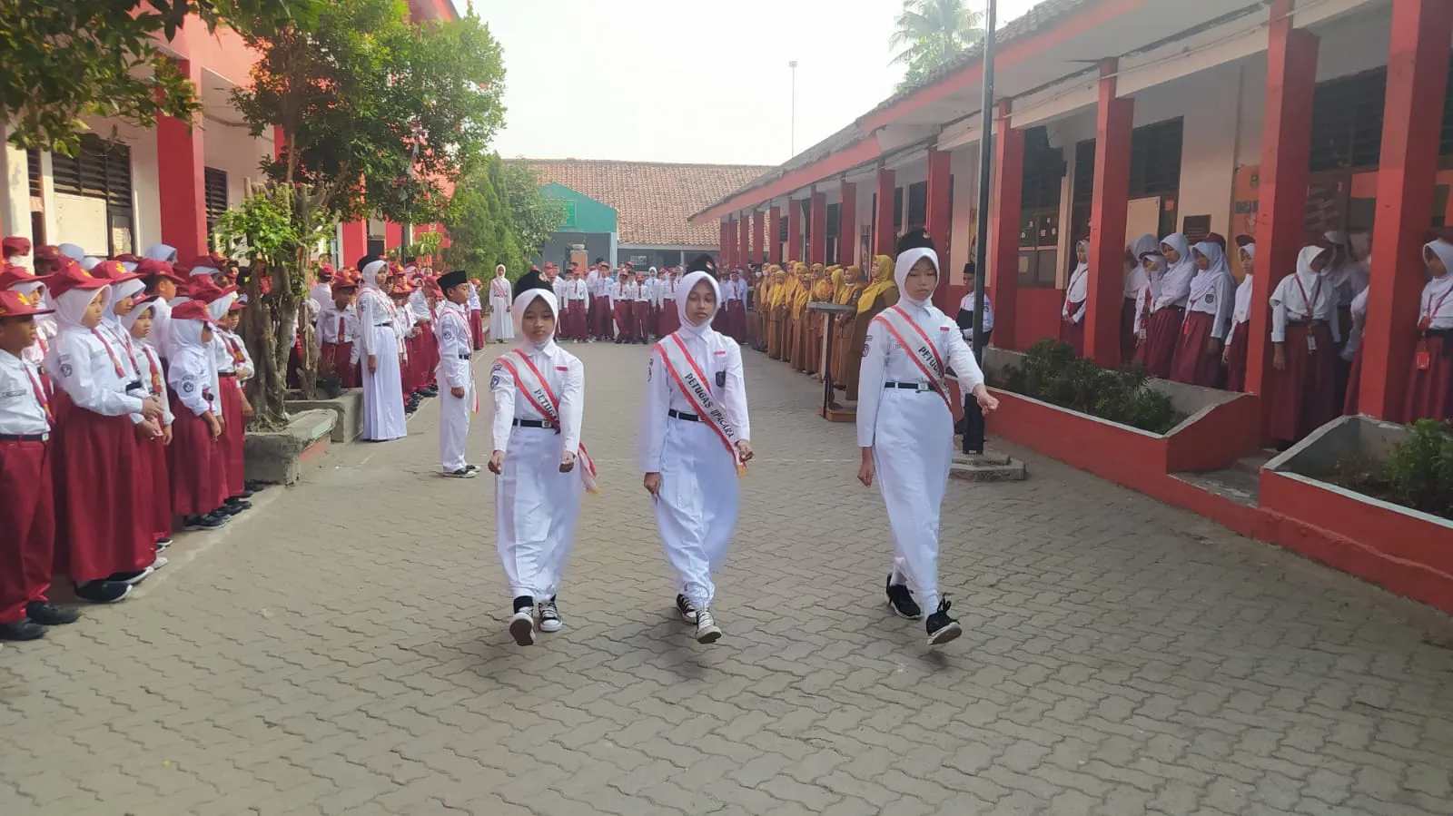 Petugas upacara kelas 6a